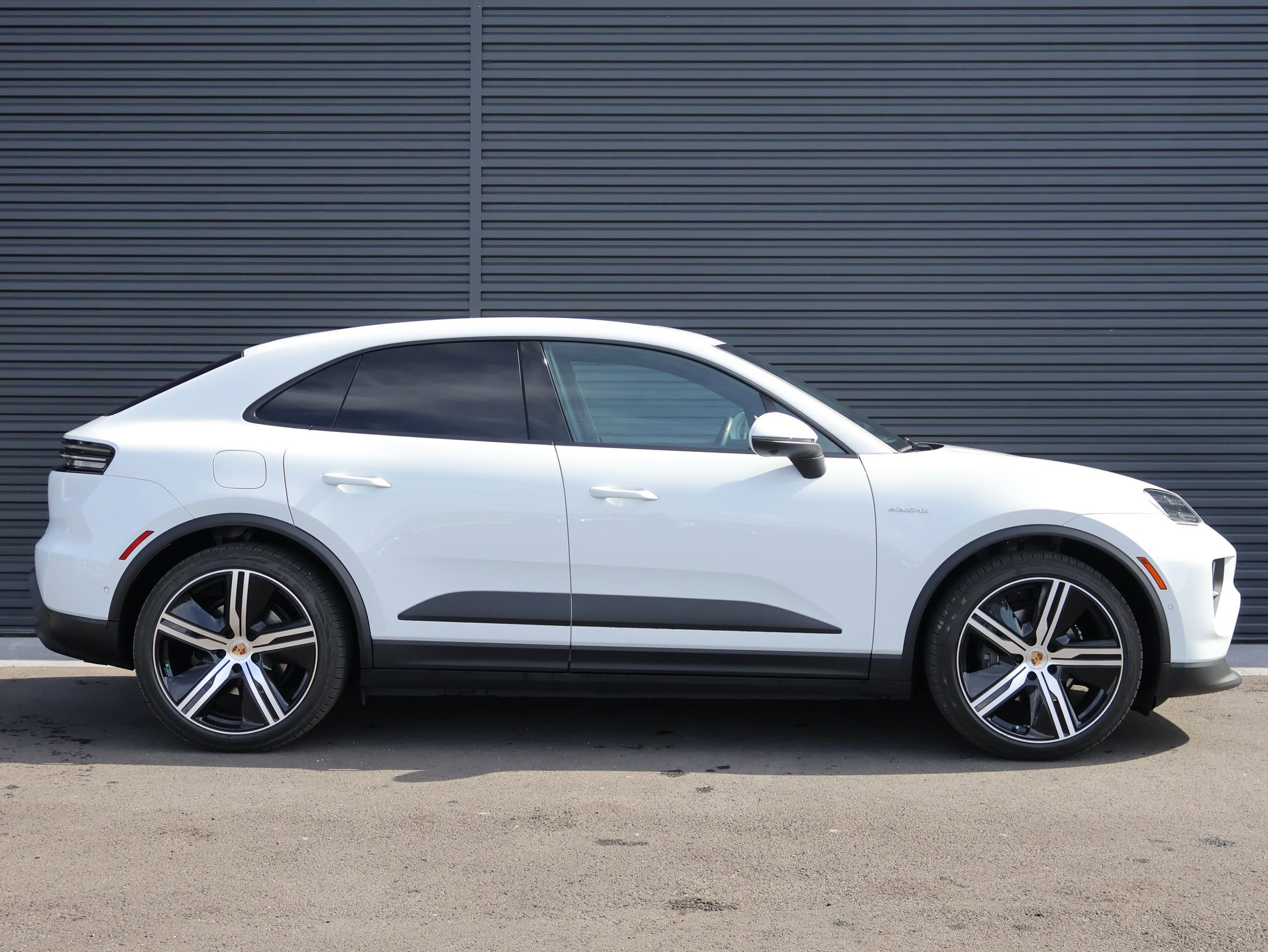 Certified 2025 Porsche Macan 4 Electric AWD/4WD image 9