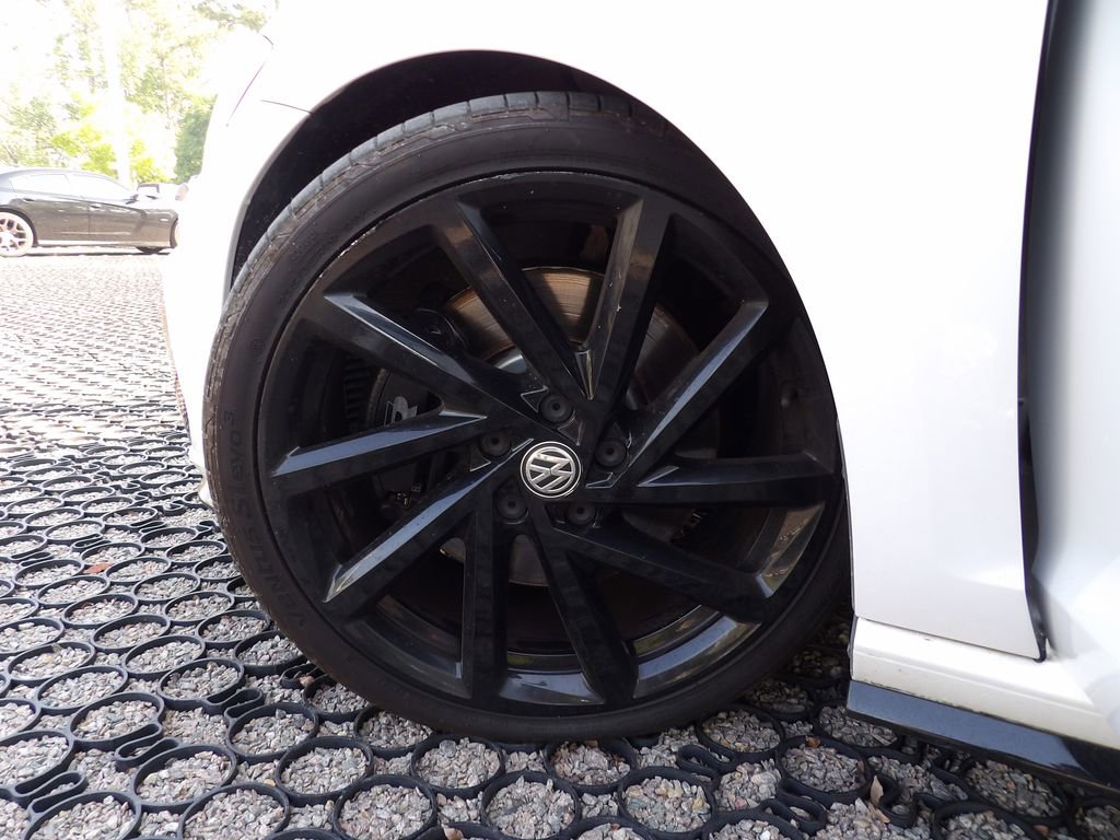Used 2018 Volkswagen Golf R 4-Door image 26
