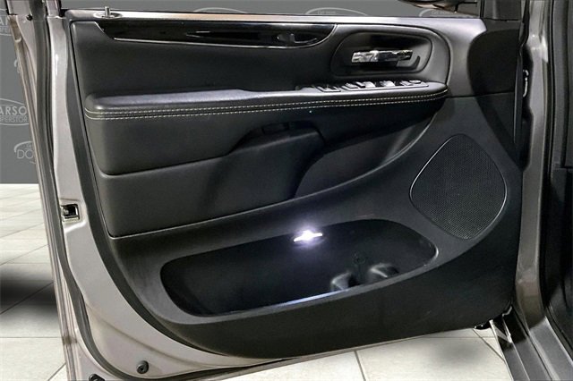 Used 2018 Dodge Grand Caravan SXT w/ Blacktop Package image 11