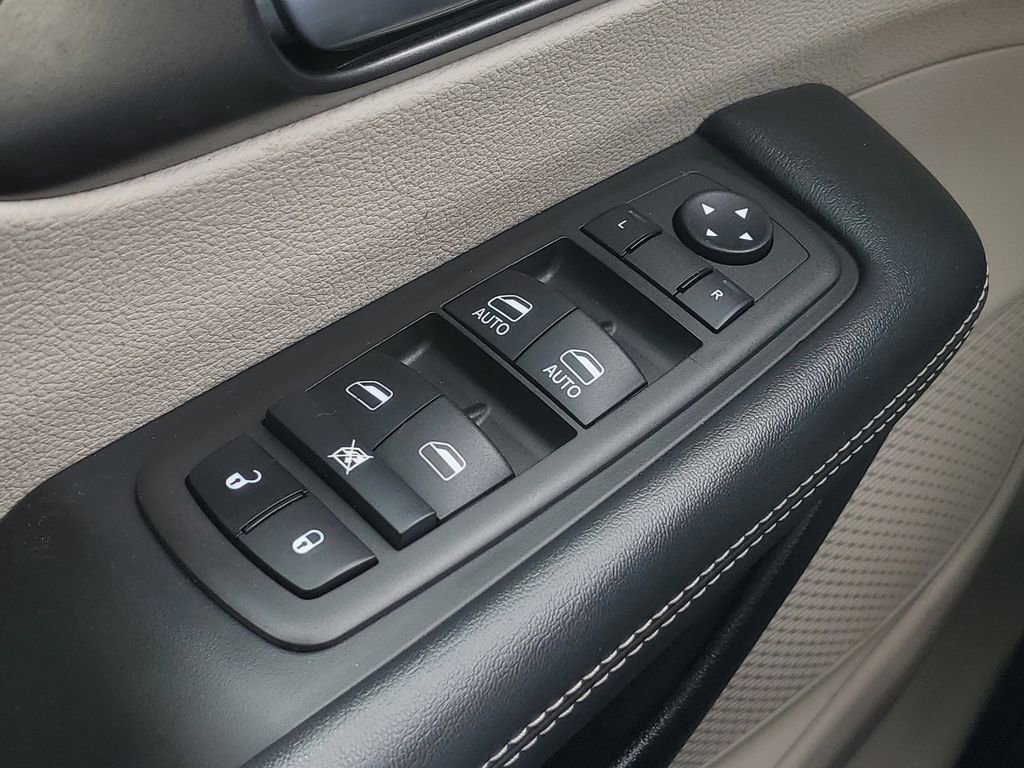 Used 2024 Chrysler Pacifica Touring-L image 10