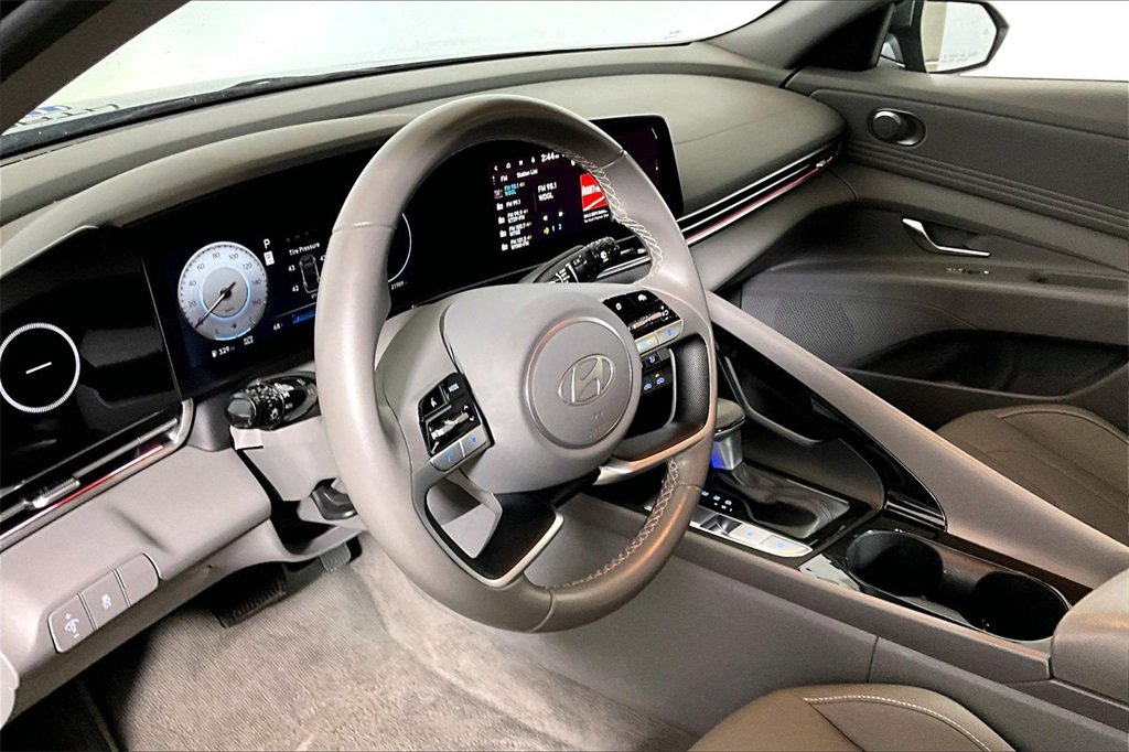 Used 2025 Hyundai Elantra SEL image 10