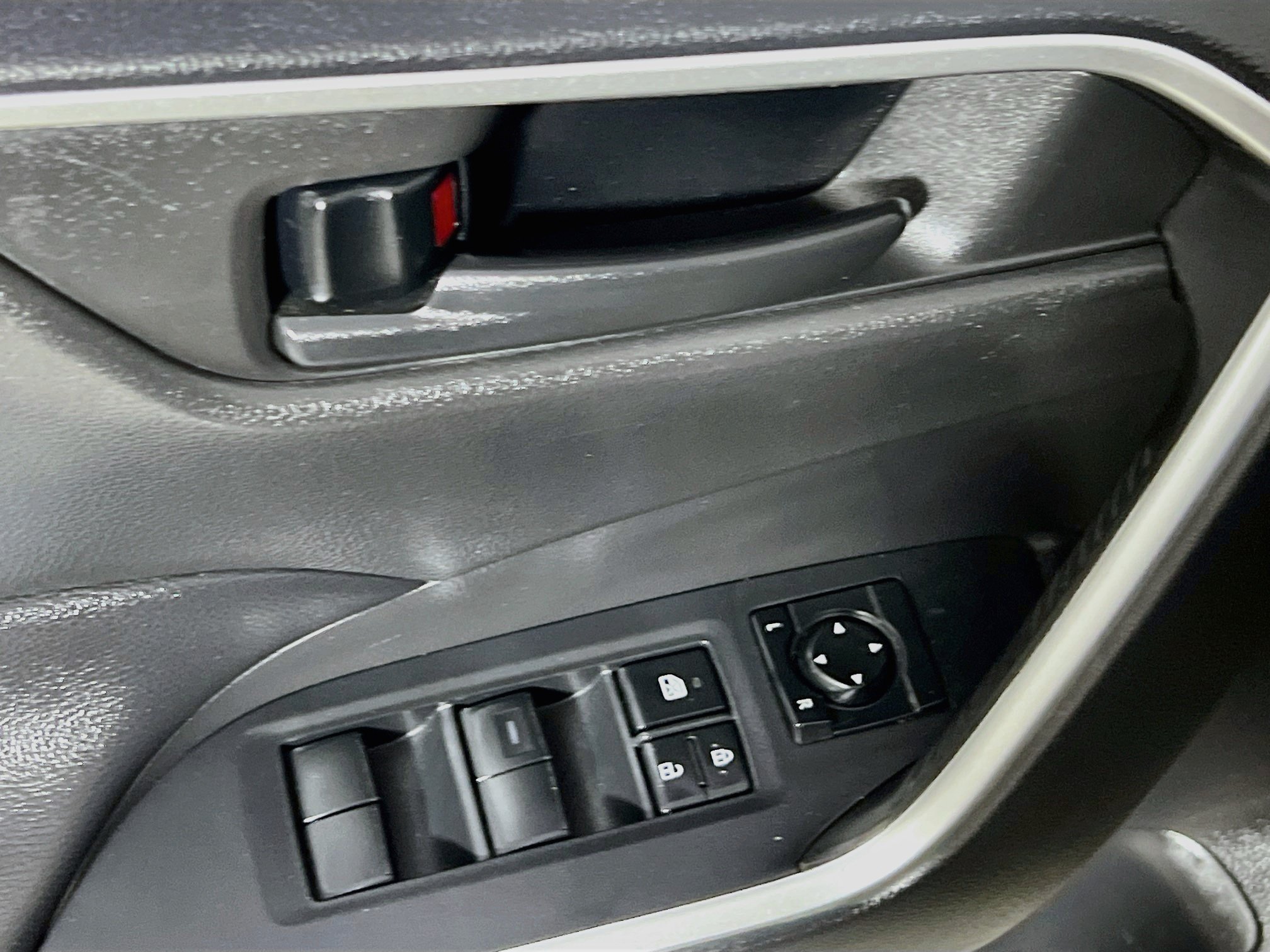 Used 2022 Toyota RAV4 LE FWD image 17