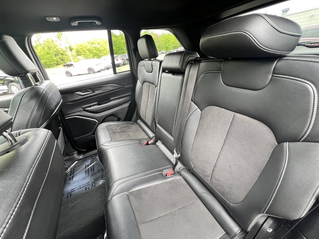 Used 2022 Jeep Grand Cherokee Altitude AWD/4WD image 31