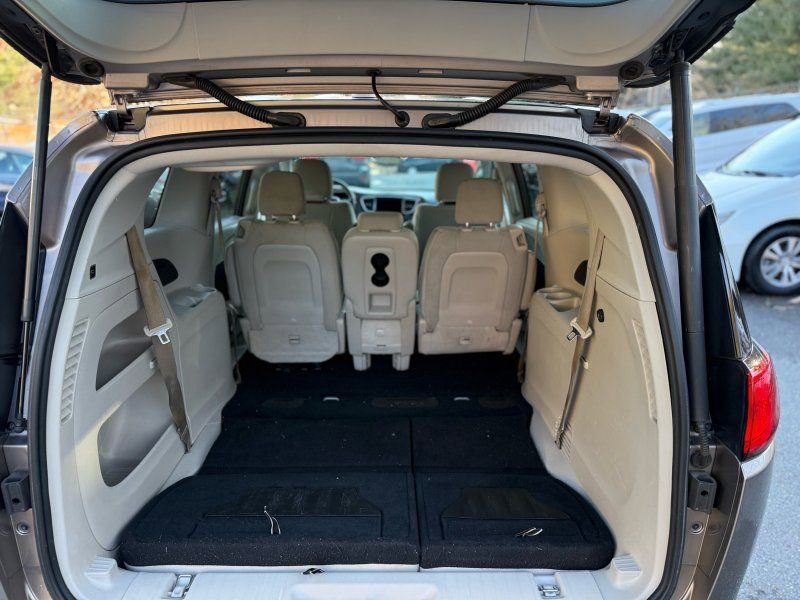 Used 2017 Chrysler Pacifica Touring FWD image 15