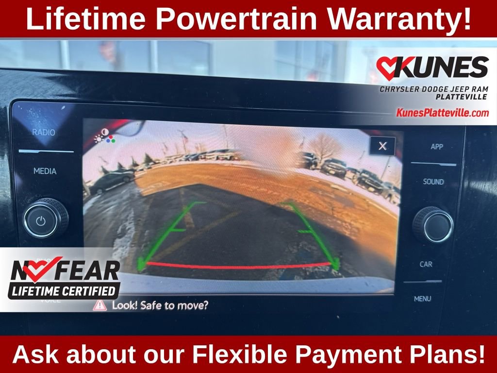 Used 2025 Volkswagen Jetta SE w/ Sunroof Package image 17