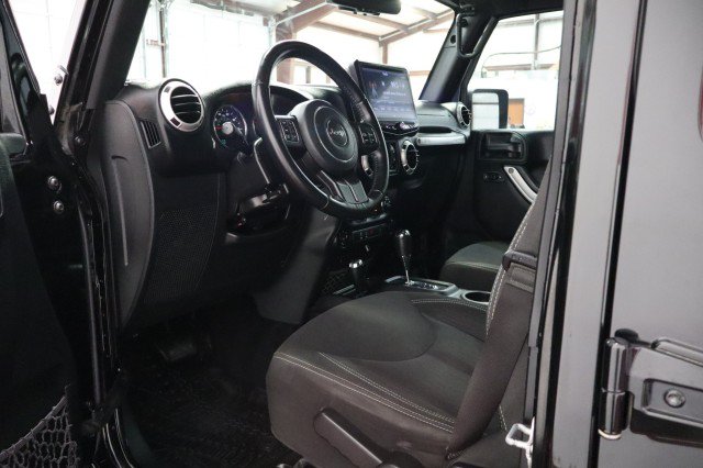Used 2017 Jeep Wrangler Unlimited Sahara w/ Connectivity Group AWD/4WD image 32