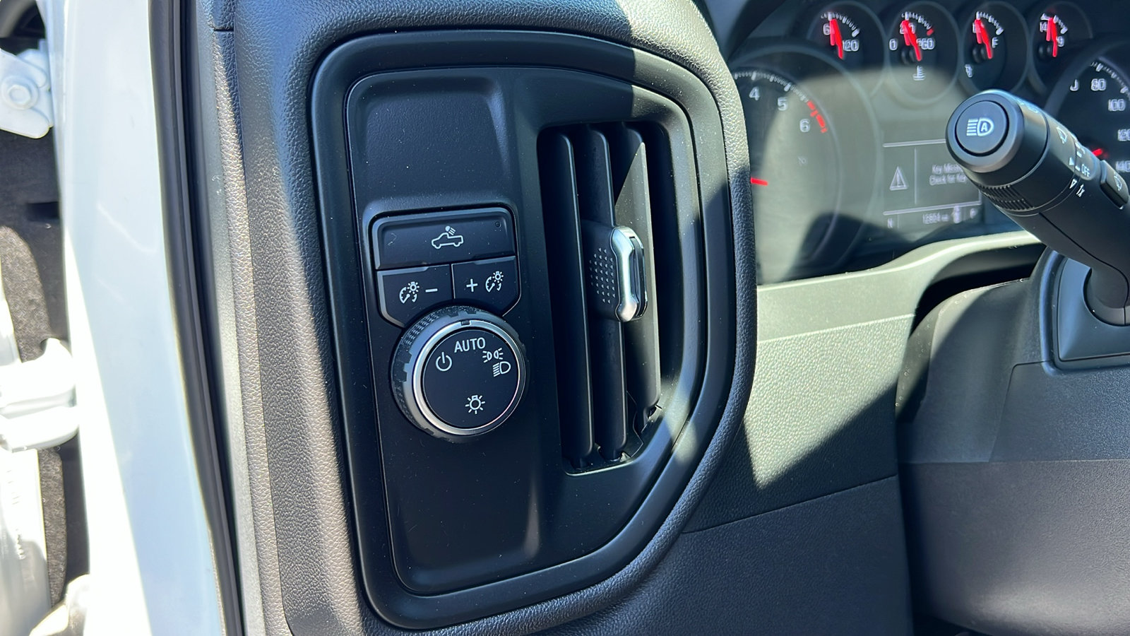 Certified 2025 Chevrolet Silverado 1500 W/T RWD image 25