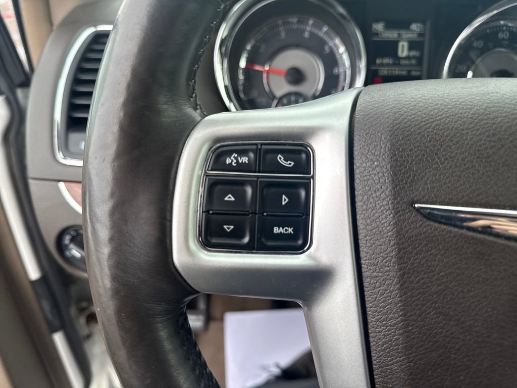 Used 2016 Chrysler Town & Country Touring w/ Driver Convenience Group image 21