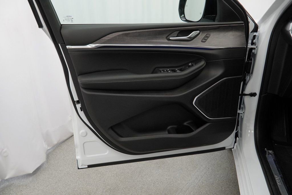 New 2025 Jeep Grand Cherokee L Overland image 28