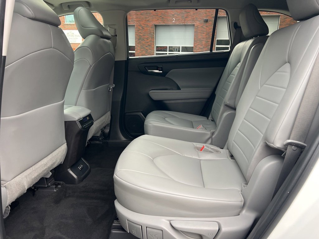 Used 2022 Toyota Highlander XLE image 25