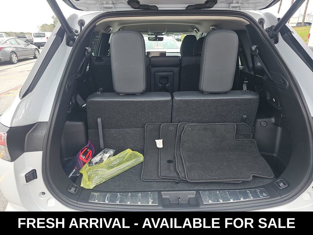 Used 2025 Mitsubishi Outlander SE image 14