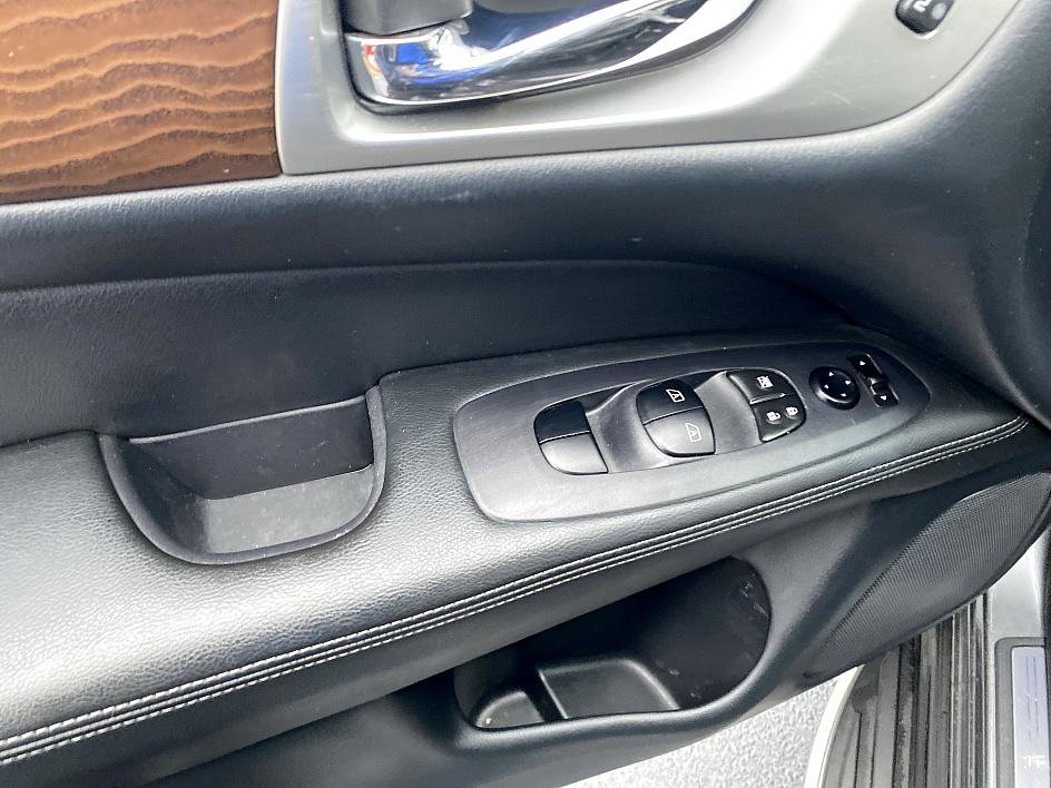 Used 2020 Nissan Pathfinder Platinum image 18
