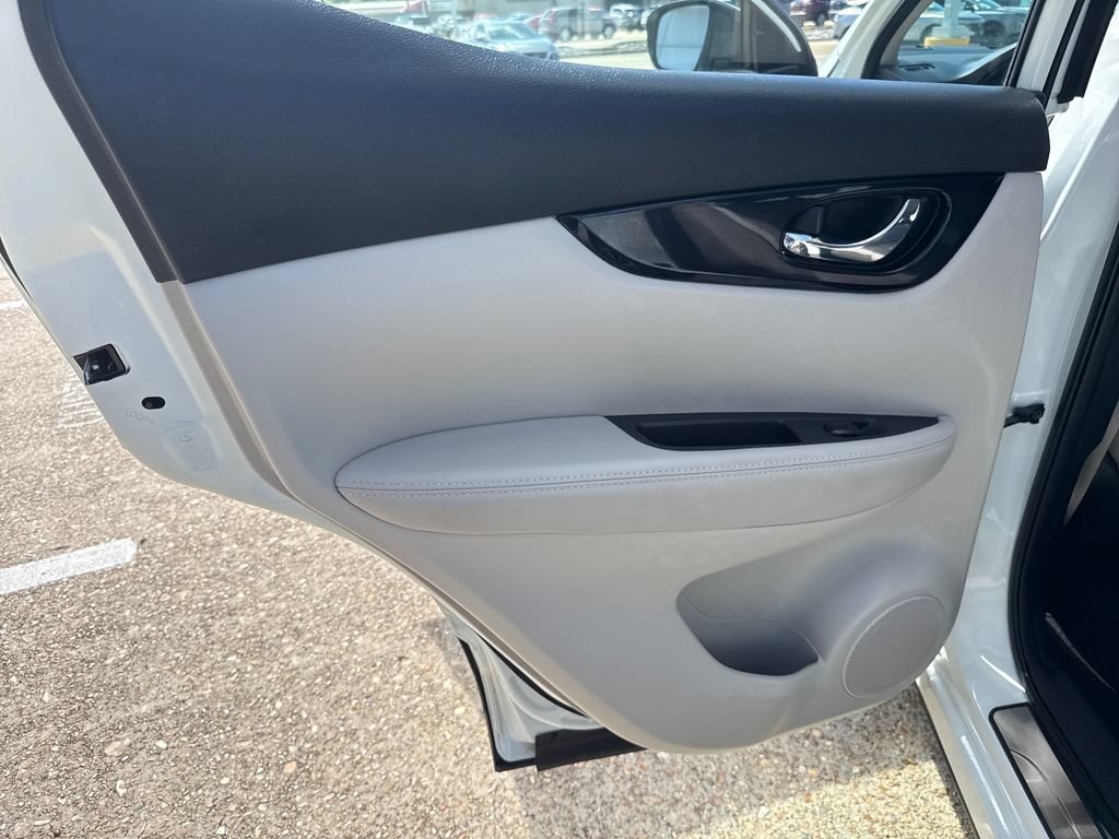 Used 2018 Nissan Rogue Sport SL w/ SL Premium Package FWD image 25