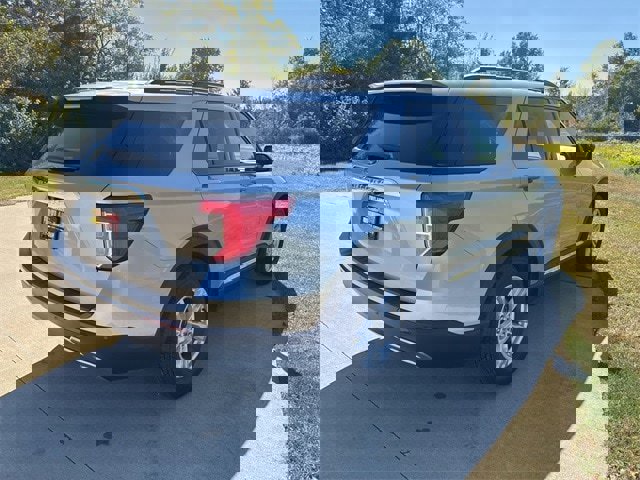 Used 2021 Ford Explorer XLT w/ Equipment Group 202A image 5