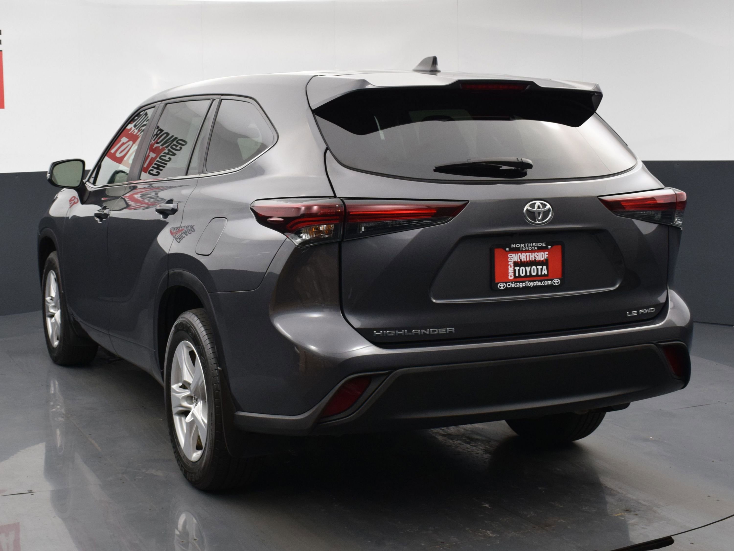 Used 2024 Toyota Highlander LE image 3