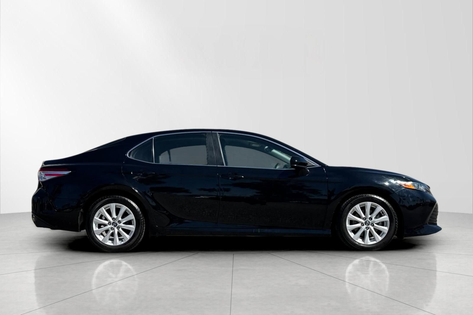 Used 2020 Toyota Camry LE image 3