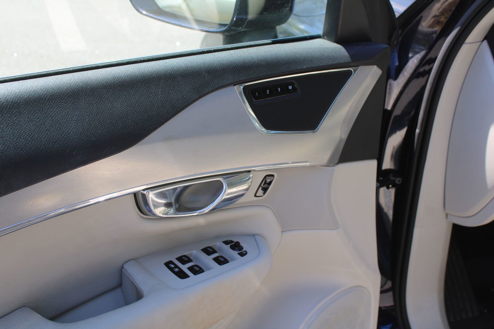 Used 2017 Volvo XC90 T5 Momentum w/ Vision Package FWD image 19