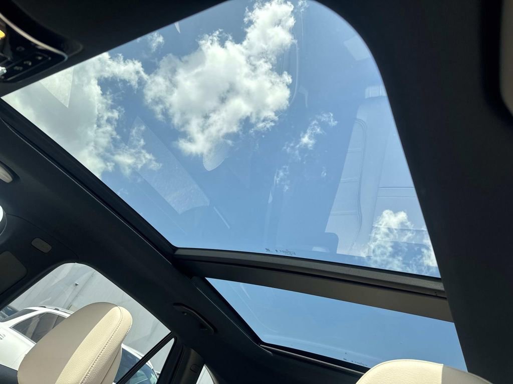 Used 2025 Mercedes-Benz GLC 300 image 10