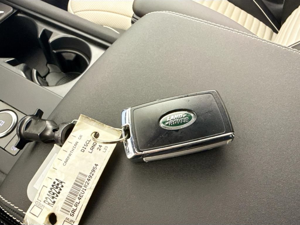 Used 2024 Land Rover Discovery Dynamic SE AWD/4WD image 17