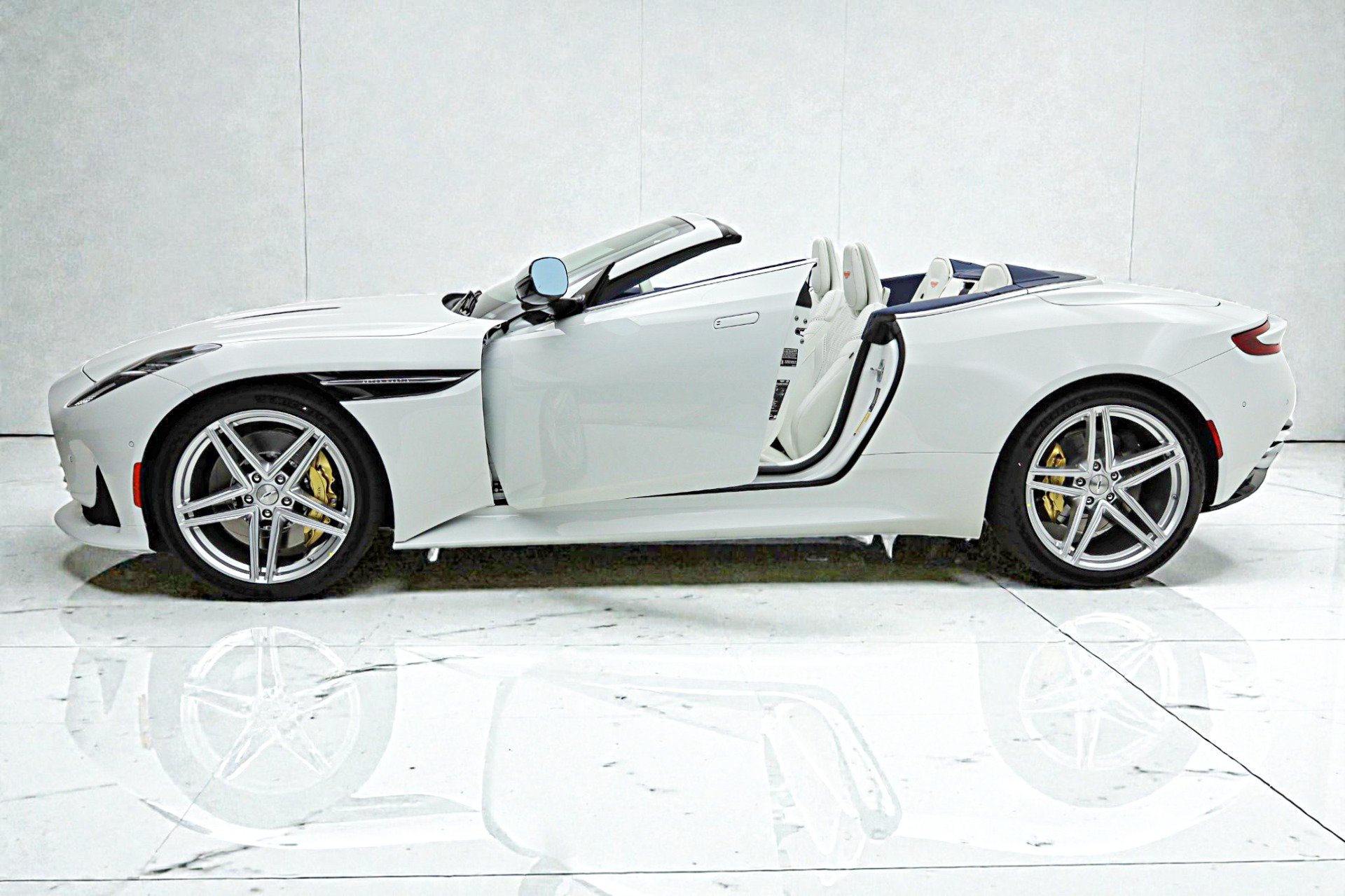Used 2026 Aston Martin DB12 Convertible RWD image 4