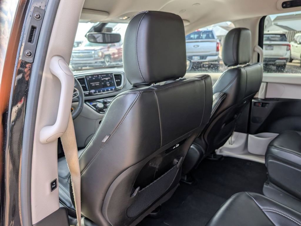 Used 2023 Chrysler Pacifica Touring-L image 43
