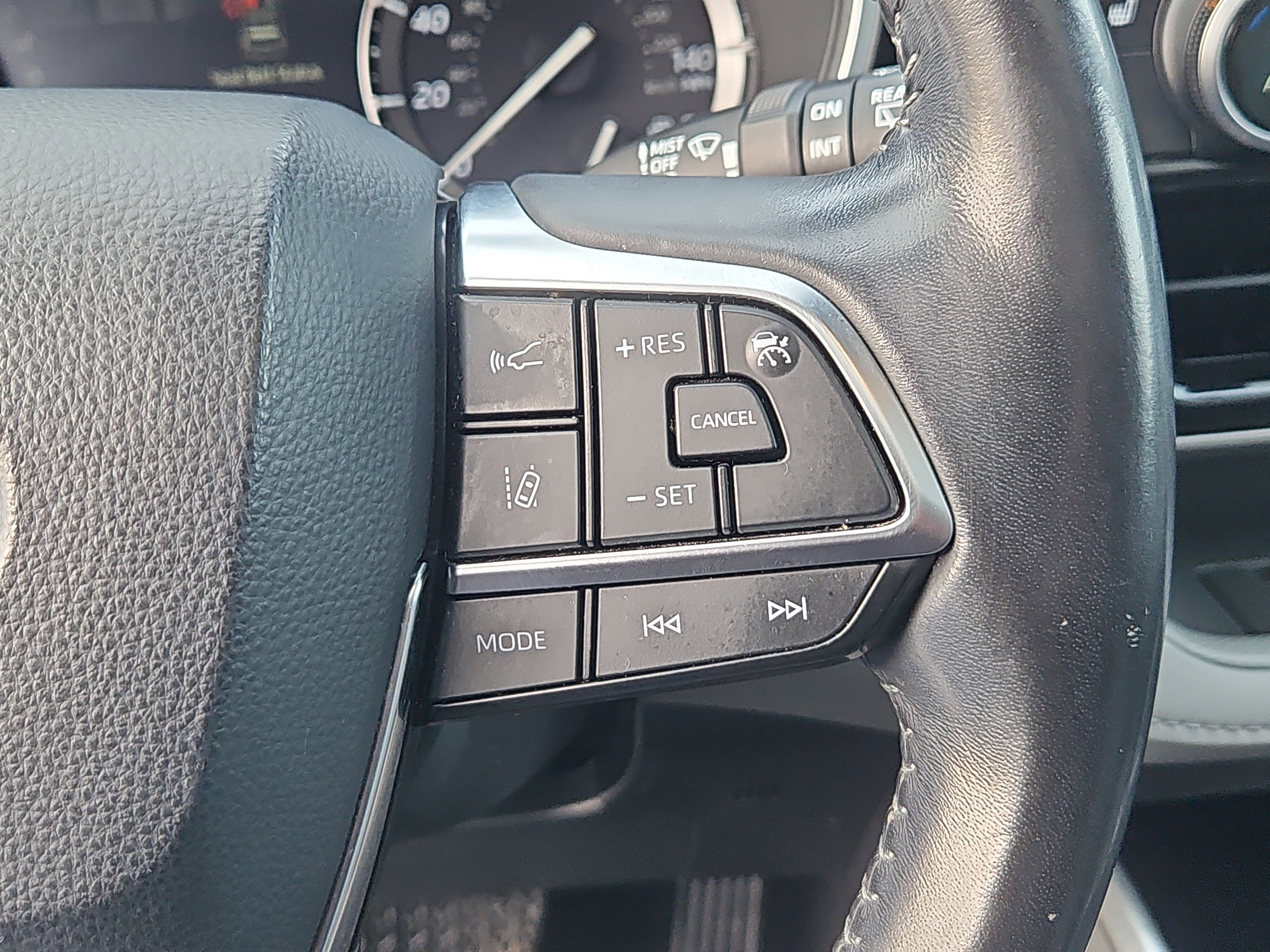 Used 2020 Toyota Highlander XLE image 17