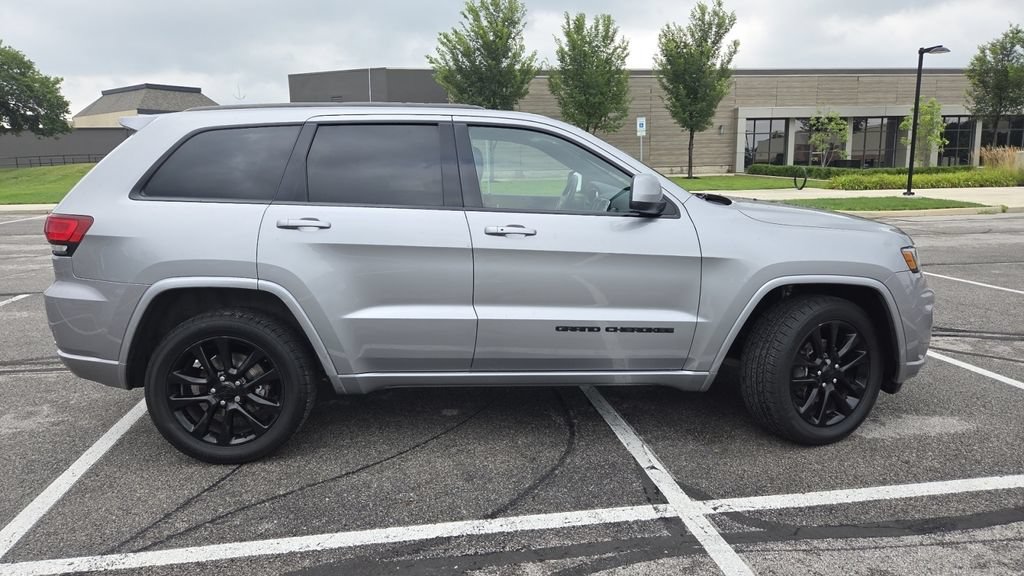 Used 2018 Jeep Grand Cherokee Altitude AWD/4WD image 9