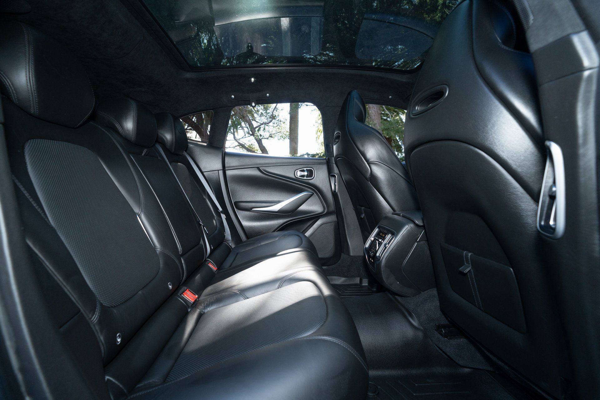 Used 2021 Aston Martin DBX image 17