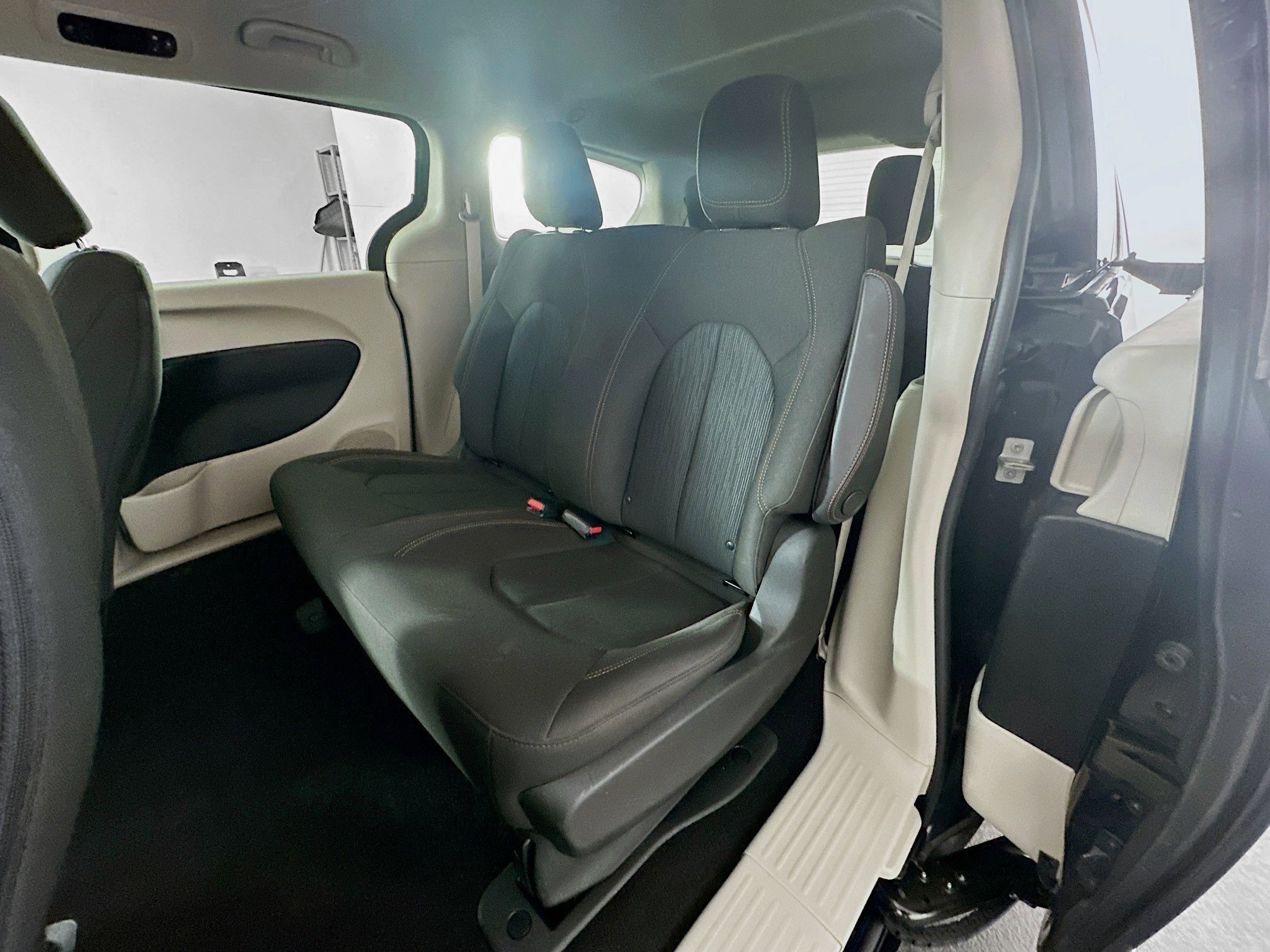 Used 2018 Chrysler Pacifica L image 26