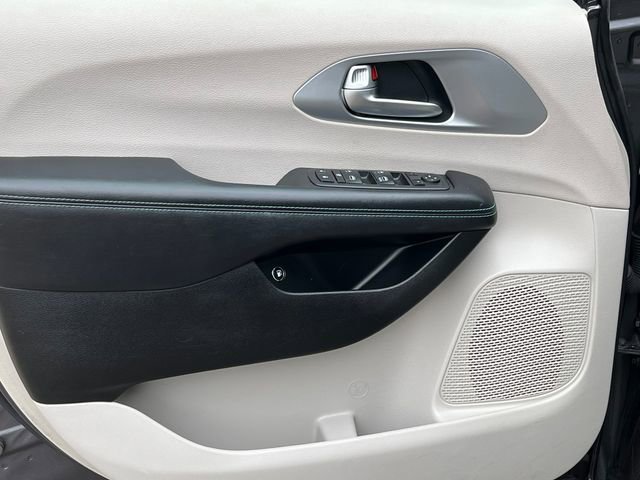 Used 2018 Chrysler Pacifica Touring-L image 15