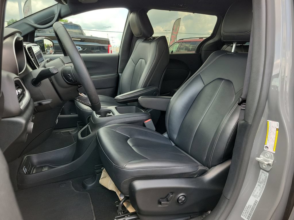 Used 2025 Chrysler Pacifica Select FWD image 17