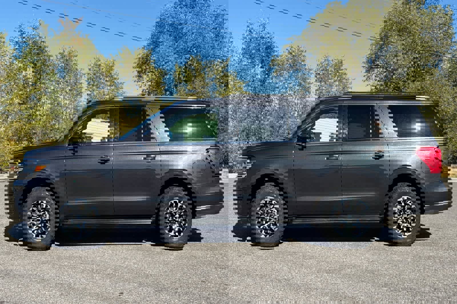 Certified 2024 Ford Expedition Max XLT image 5