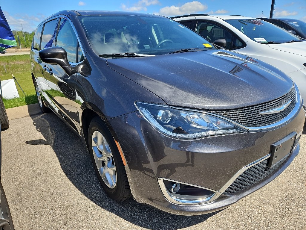Used 2018 Chrysler Pacifica Touring Plus w/ Tire & Wheel Group FWD image 3