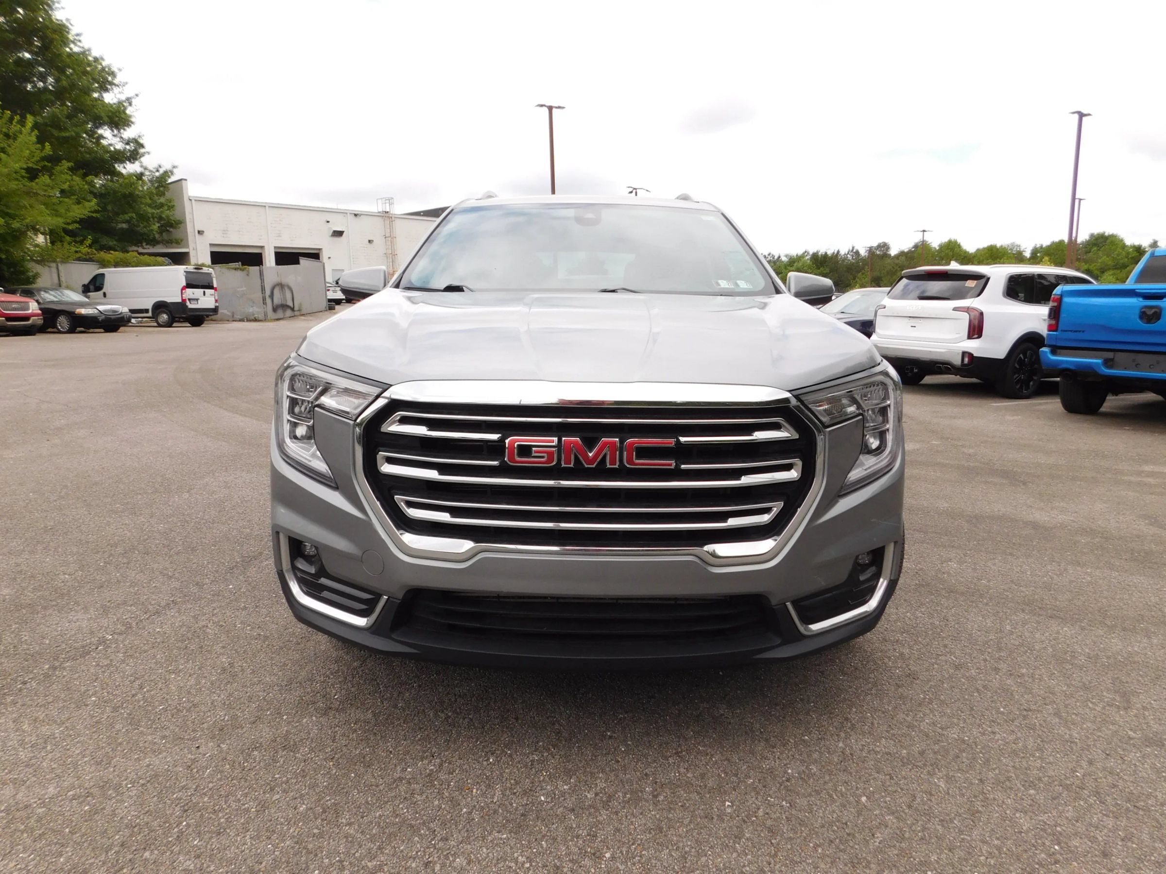 Used 2024 GMC Terrain SLT AWD/4WD image 3