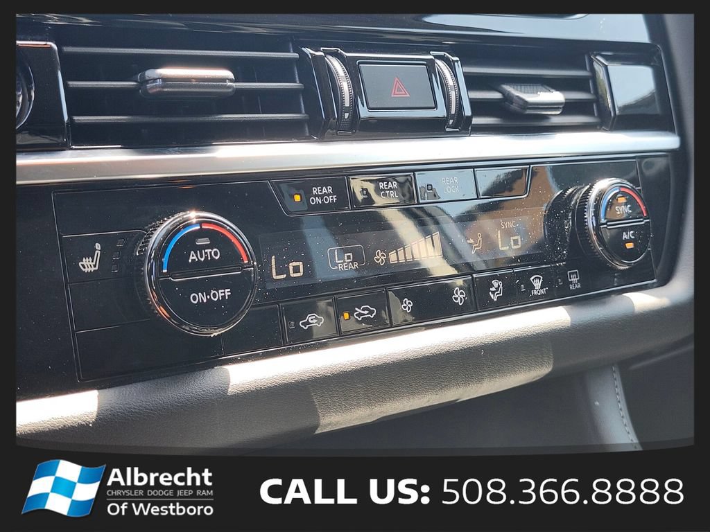 Used 2024 Nissan Pathfinder SV w/ SV Premium Package AWD/4WD image 25