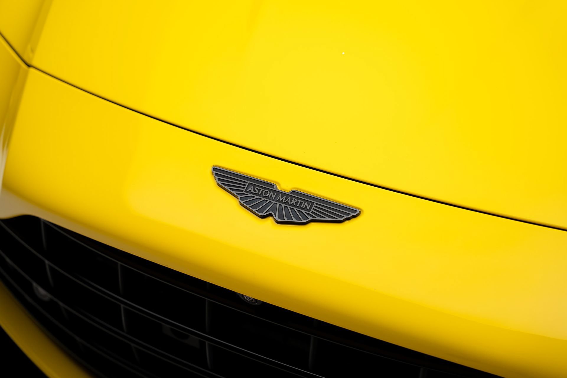 Used 2025 Aston Martin V8 Vantage Coupe RWD image 13