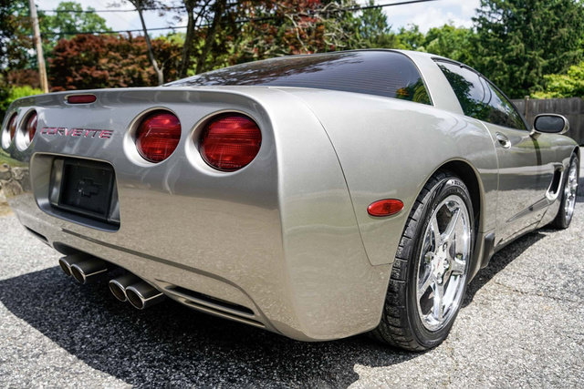 Used 2000 Chevrolet Corvette Coupe w/ Roof Pkg RWD image 65