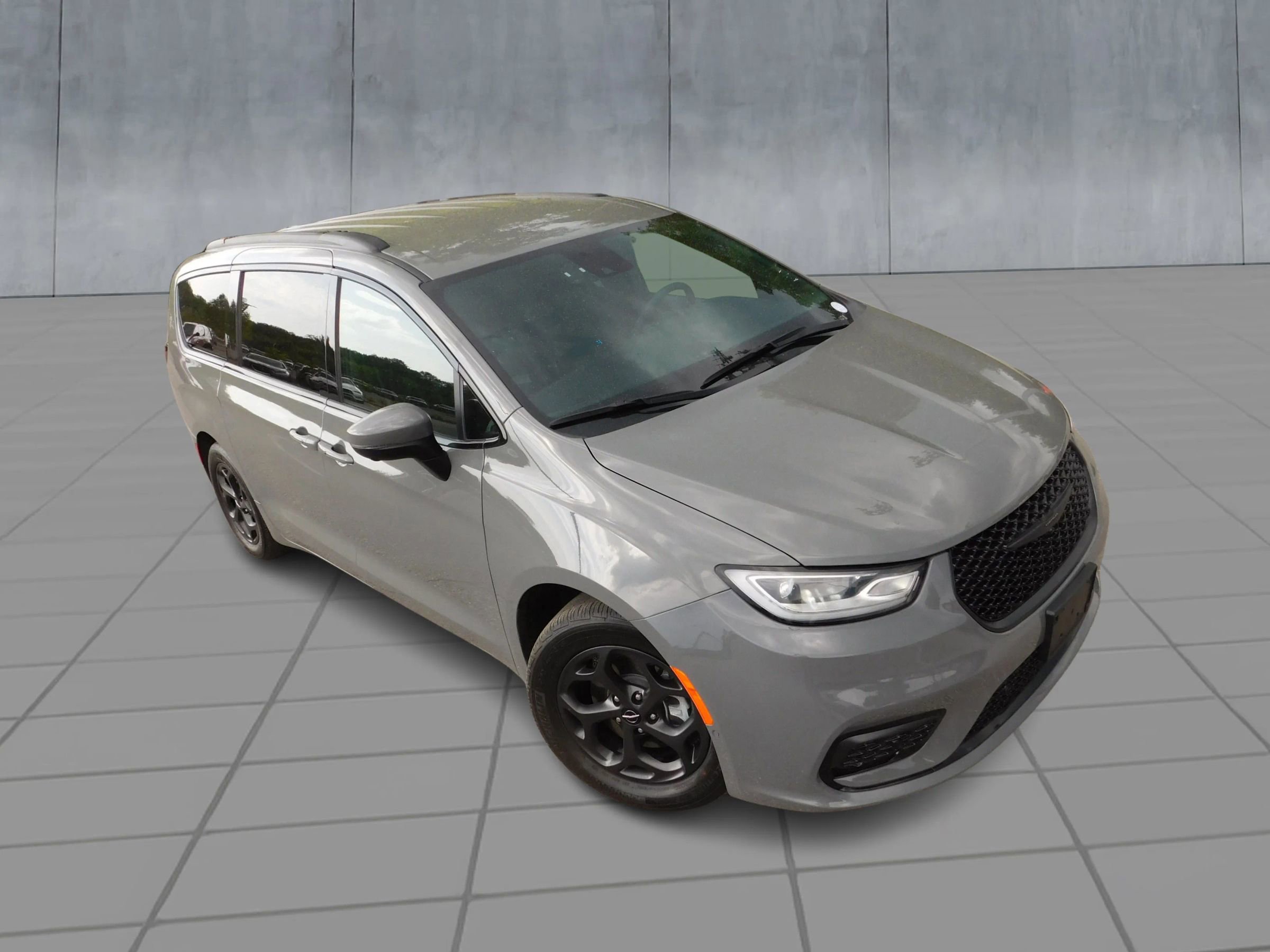 Used 2023 Chrysler Pacifica Touring-L w/ Uconnect Theater Family Group FWD image 2