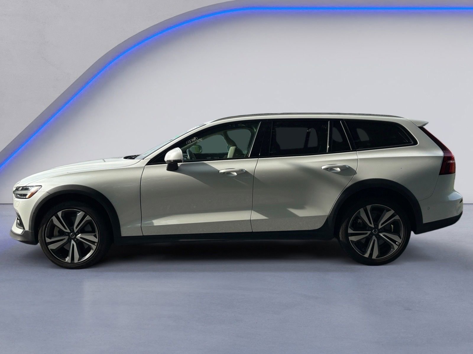 Used 2025 Volvo V60 B5 Cross Country Plus AWD/4WD image 3