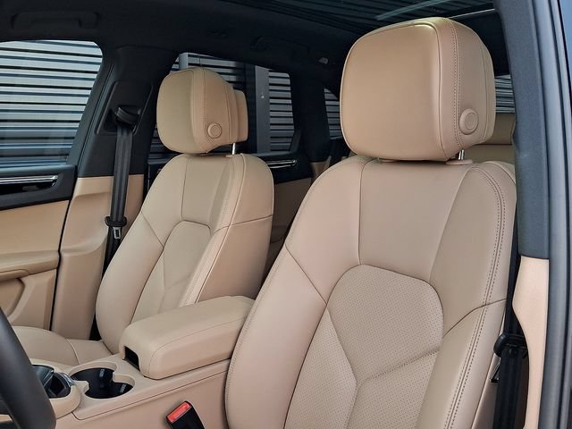 Certified 2026 Porsche Macan AWD/4WD image 5