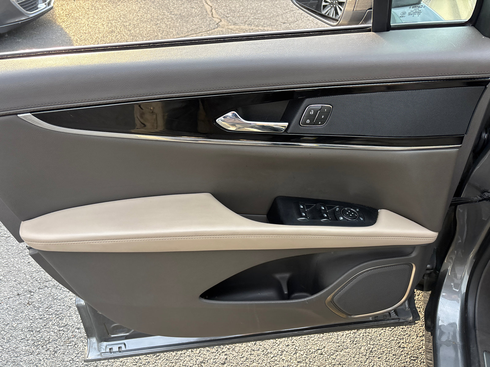 Used 2022 Lincoln Nautilus AWD w/ Premium Package image 11