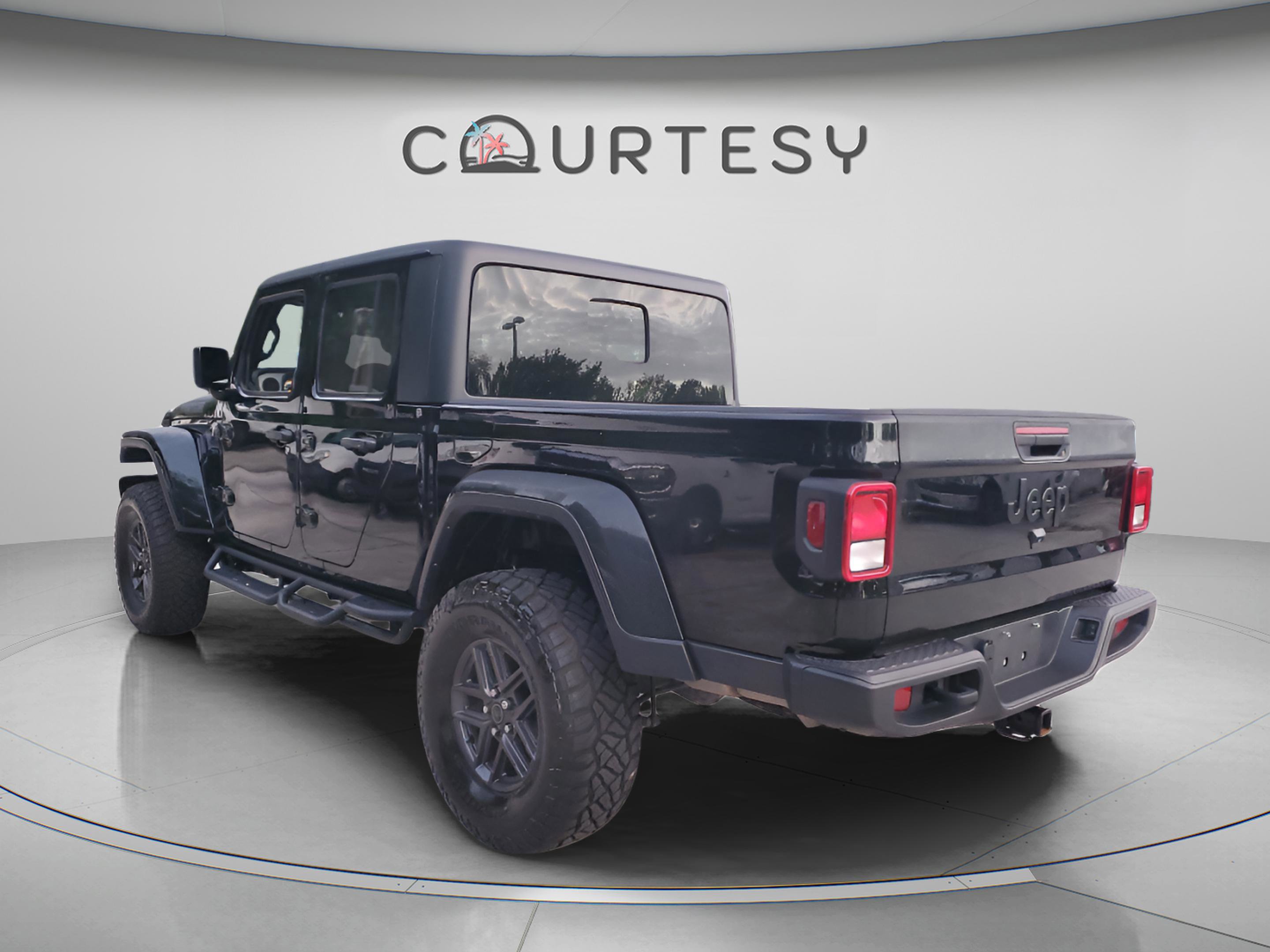 Used 2024 Jeep Gladiator Sport image 2