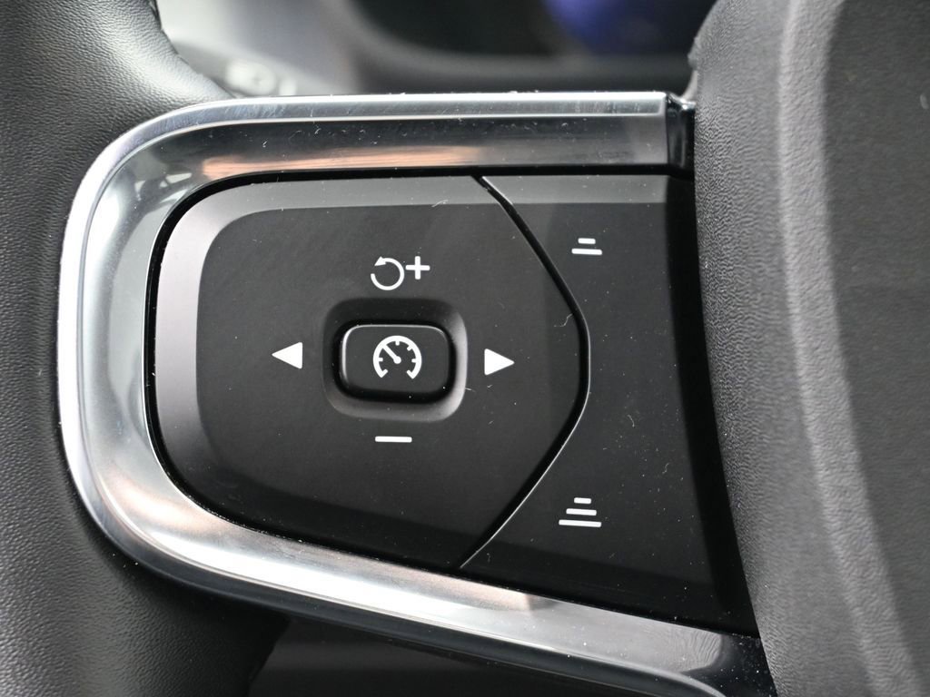 Used 2025 Volvo XC40 B5 Core image 22