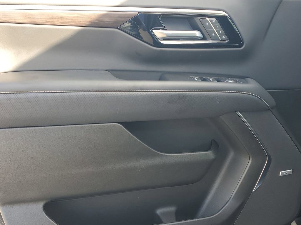 Certified 2025 Chevrolet Suburban Premier image 42