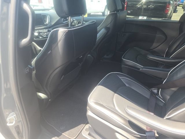 Used 2024 Chrysler Pacifica Premium FWD image 18