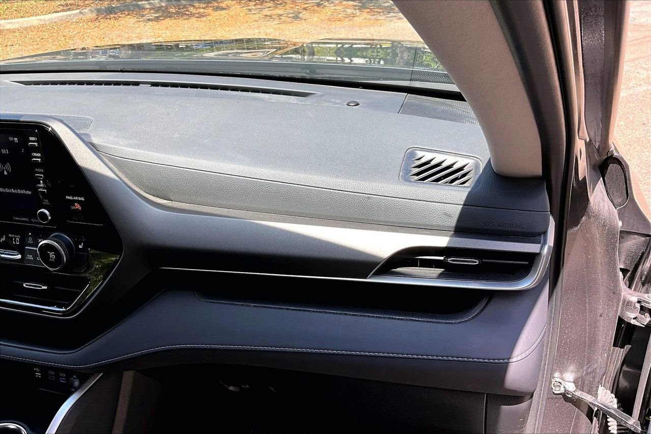 Used 2022 Toyota Highlander XLE image 23