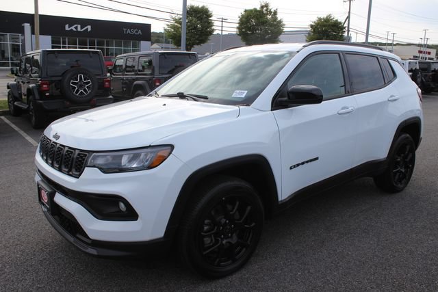 Used 2025 Jeep Compass Latitude w/ Convenience Group AWD/4WD image 2