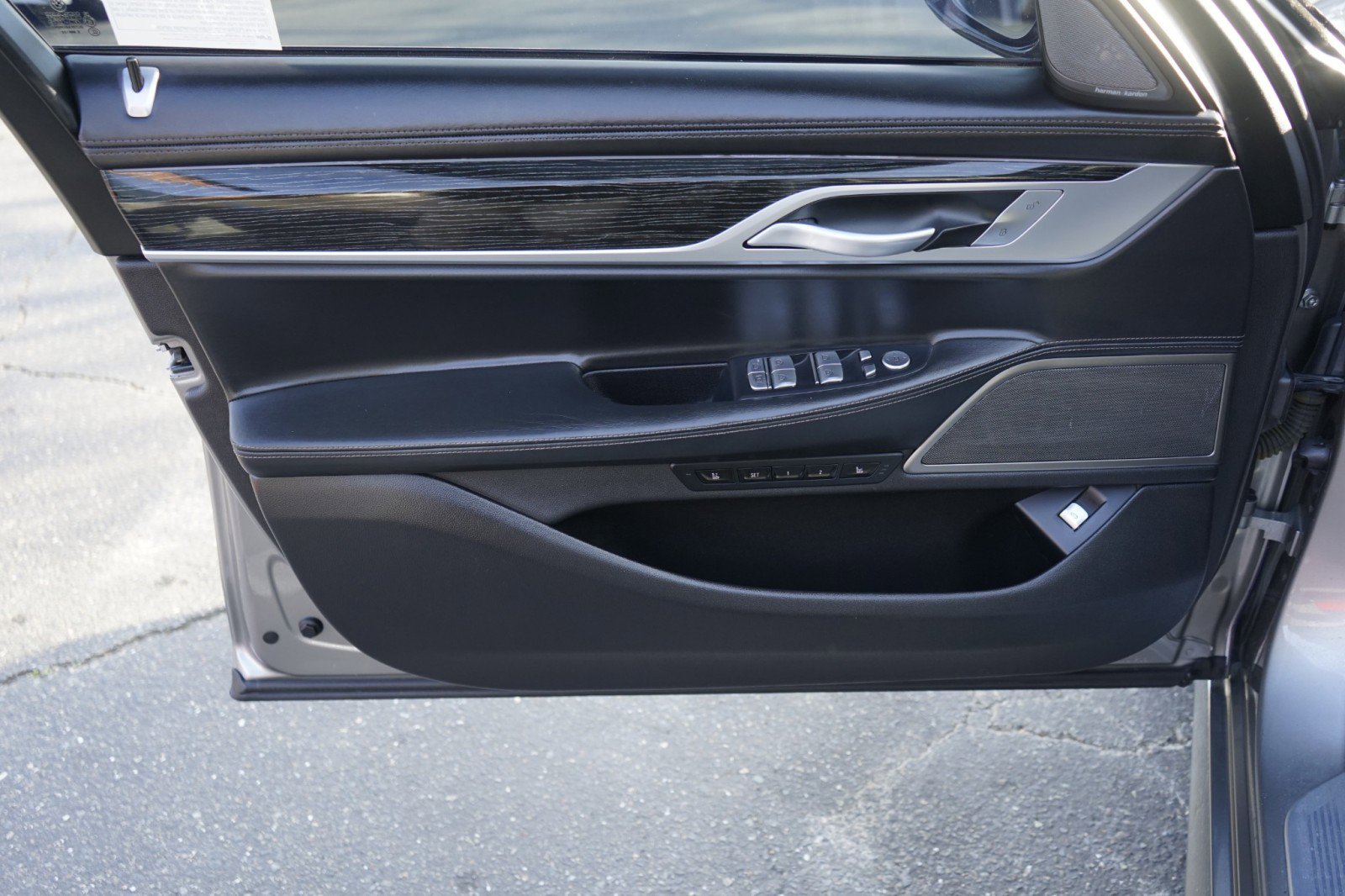 Used 2021 BMW 750i xDrive w/ Executive Package image 27