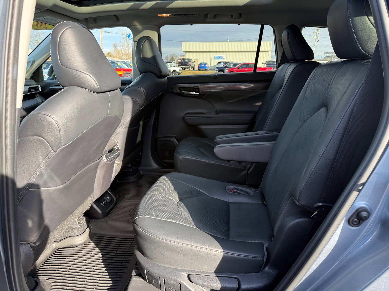 Used 2020 Toyota Highlander Platinum image 12