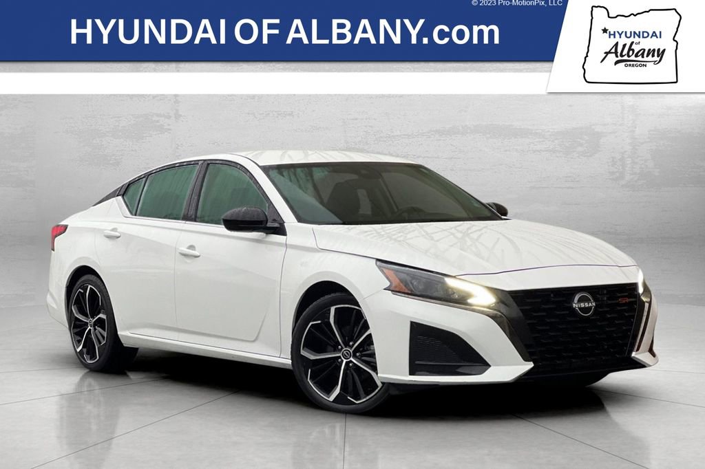 Used 2023 Nissan Altima 2.5 SR image 1